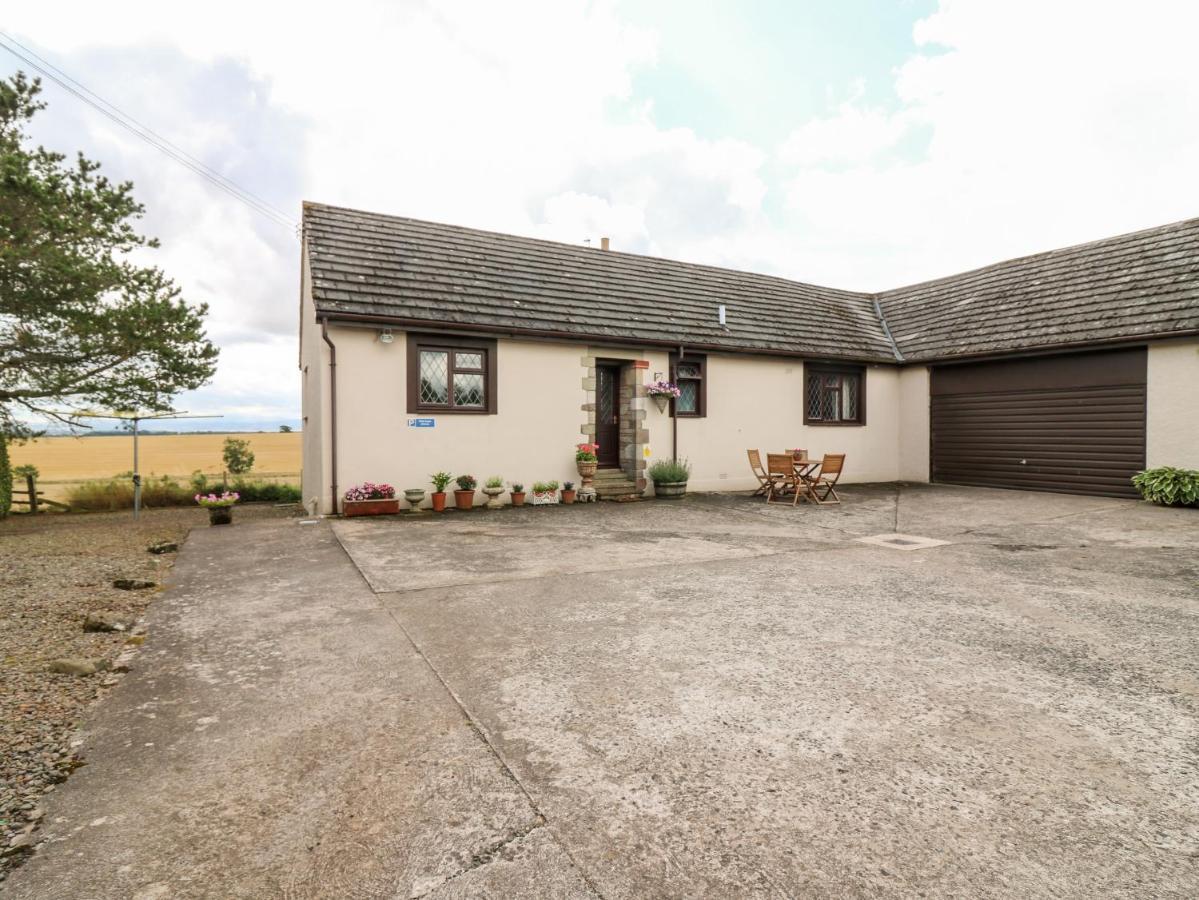 Courtyard Cottage Duns Exterior photo